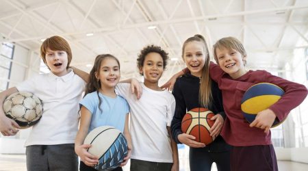 enfants-souriants-a-coup-moyen-posant-ensemble enfants-souriants-a-coup-moyen-posant-ensemble